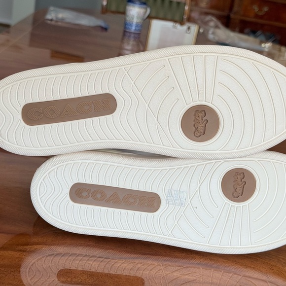 Coach Clip Low Top Leather Sneakers in Chalk/Khaki sz 11 - Picture 15 of 15